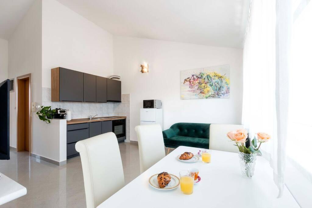 Cozy Apartment With Private Parking Medulin Kültér fotó